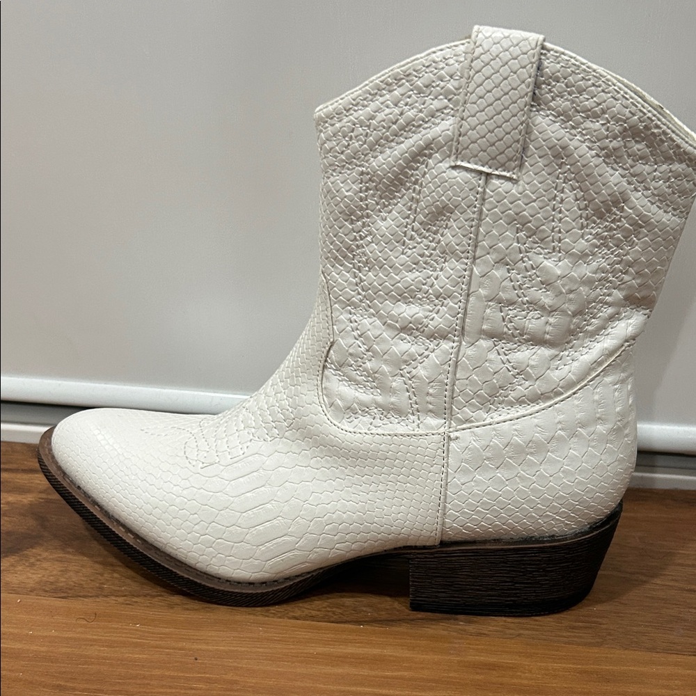 White Textured Women's Cowboy Boots